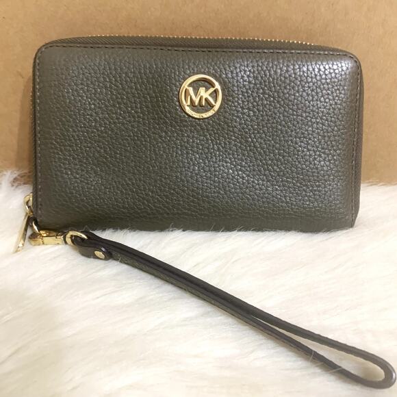 MICHAEL KORS Olive Green Pebbled Leather Zip Around 7" Wristlet Phone Wallet - Picture 1 of 16